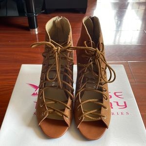 NIB Chinese Laundry Microsuede Lace Up Booties, size 5.5.